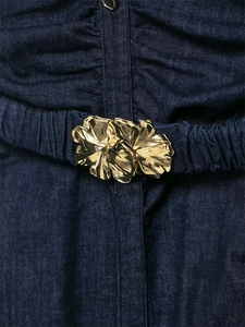 Detailansicht des dunkelblauen Jeanskleids mit elastischer Taille und goldener Blumenschnalle