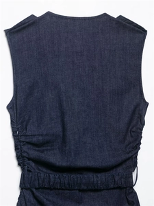 Detailansicht eines ärmellosen Jeanskleides mit elastischer Taille und gerafften Seitennähten