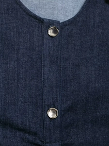Detailansicht des dunkelblauen Denim-Ausschnitts mit antiken silbernen Metallknöpfen