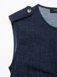 Detailansicht eines dunkelblauen Jeanskleides mit silbernen Schulterknöpfen
