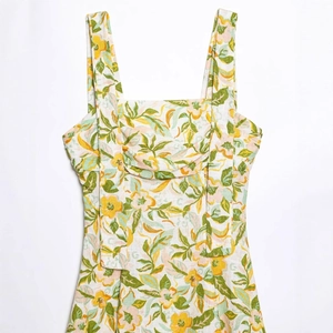 Robe d'été en mélange de lin à imprimé floral avec larges bretelles et décolleté drapé
