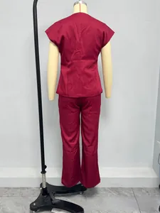 Vue arrière de l'ensemble blouse bordeaux à col en V et pantalon large pour uniforme
