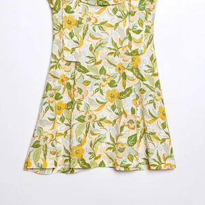 Robe pour femme en mélange de lin avec imprimé floral coloré dans les tons jaune et vert