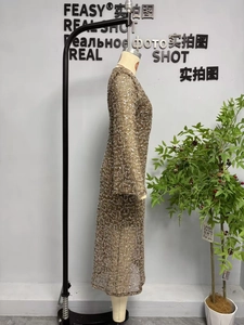 Détail de robe à paillettes dorées avec finition métallique brillante sur tissu résille