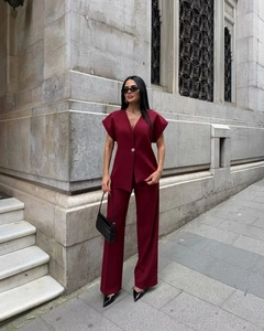 Vue détaillée de l'ensemble blazer à manches courtes bordeaux et pantalon large