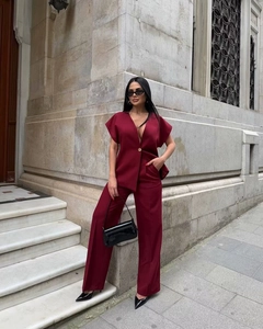 Vue complète d'un ensemble gilet sans manches col en V et pantalon large bordeaux