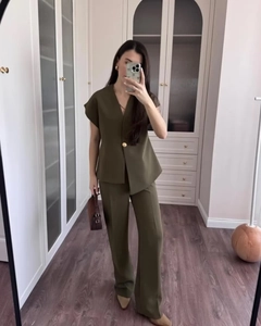 Détail d'un ensemble deux pièces vert olive avec gilet col V et pantalon large
