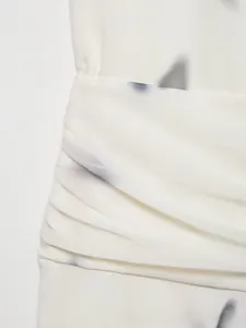 Vista macro dettagliata del tessuto in chiffon bianco arricciato con stampe astratte grigie