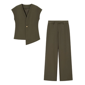Vue détaillée d'un ensemble deux pièces vert olive avec gilet boutonné et pantalon large