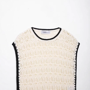Gilet en maille crochetée crème pour femmes avec bordures noires et motifs vagues