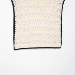 Débardeur en maille crochet ivoire bohème avec bordures contrastées noires et motifs