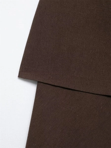Vue détaillée de la texture du tissu sergé marron foncé et des matériaux de tissage