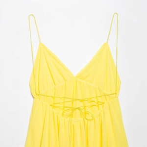Robe trapèze jaune vif à fines bretelles avec un design croisé sexy dans le dos
