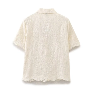 Vue arrière chemise crème à manches courtes avec broderie florale et bords festonnés