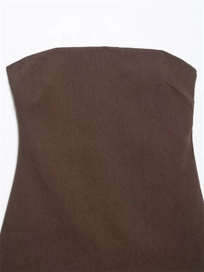 Gros plan détaillé du décolleté bustier marron foncé montrant la texture du tissu