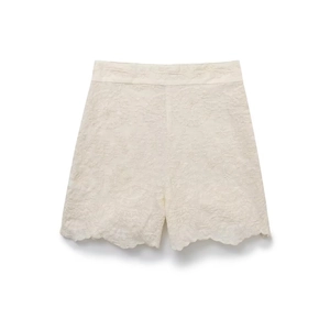 Short taille haute crème en coton avec broderie anglaise et bordure festonnée élégante