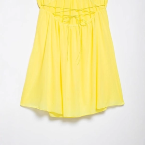 Robe ligne A jaune dos nu élégante avec bretelles fines et détail de nouage croisé au dos