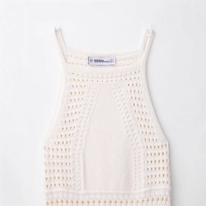 Abito bianco in maglia all'uncinetto con scollo all'americana e dettagli traforati chic