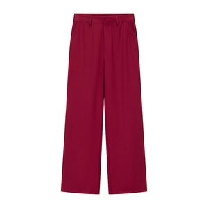 Détail à plat d'un pantalon large bordeaux avec poches latérales et taille épurée