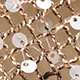 Détail macro du tissu en maille dorée avec paillettes blanches pour robe de soirée chic