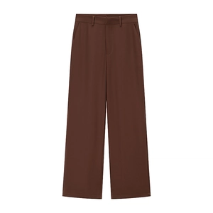 Détail d'un pantalon large à taille haute marron foncé avec un drapé lisse et fluide