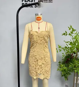 Detailaufnahme des eleganten beigen Spitzenkleids mit filigraner floraler Textur