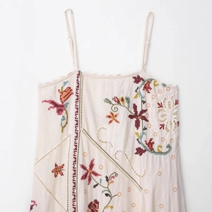 Ethnic embroidery dress in off-white with floral patterns and delicate lace details