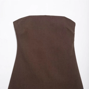 Robe bustier moulante marron foncé avec coutures à la taille et tissu texturé de qualité