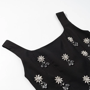 Robe noire chic à épaules dénudées ornée d'exquises fleurs en cristal étincelant