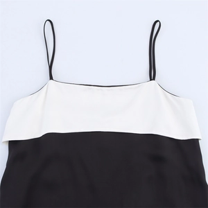 Dettaglio della canotta in raso di seta monocromatica con design a contrasto bianco e nero