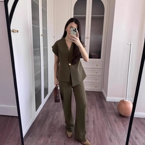 Ensemble deux pièces vert olive avec haut à col V boutonné et pantalon droit fluide