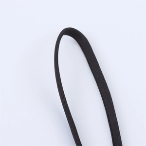 Dettaglio macro della trama della spallina elastica nera per abito in raso donna