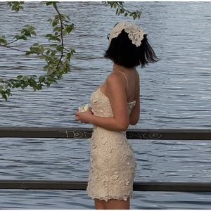 Elegantes beigefarbenes Mini-Spitzenkleid mit Blumenmuster, Trägern und passendem Stirnband