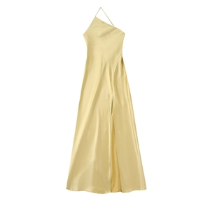 Détail de la robe en satin champagne avec décolleté asymétrique et texture soyeuse