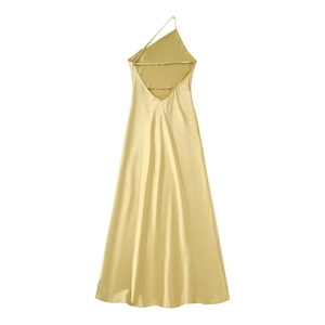 Détail de la robe en satin doré champagne montrant la texture soyeuse et le dos nu chic