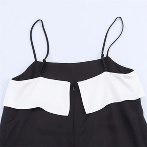 Dettaglio del top a contrasto bianco e nero con spalline e zip sulla schiena