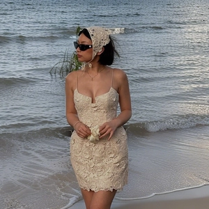 Elegantes beiges Blumen-Spitzenkleid-Set mit passendem Kopftuch für den Sommerurlaub am Strand
