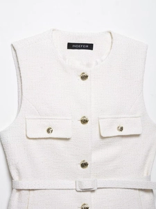 Dettaglio del gilet smanicato in tweed bianco con bottoni dorati e cintura in vita