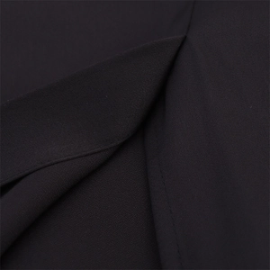 Dettaglio ravvicinato della texture in raso nero e delle cuciture di alta qualità del capo