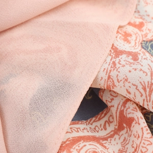 Primo piano del tessuto in chiffon leggero con stampa paisley, cuciture precise e trama fine