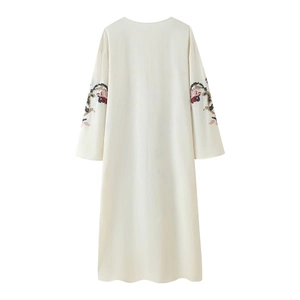 Robe élégante blanc cassé à manches longues avec broderies florales colorées