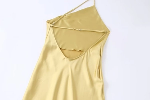 Détail de la robe en satin doré champagne avec dos nu et fines bretelles licou élégantes