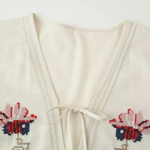 Robe broderie florale avec col en V à lacets et texture en coton de qualité