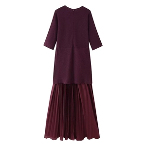 Robe en maille violet foncé élégante avec jupe plissée et fermeture éclair au dos