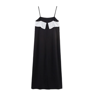 Elegante abito lungo in raso nero con dettaglio colletto bianco e spalline sottili
