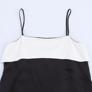 Top minimalista bicolore bianco e nero in raso con spalline sottili a canotta
