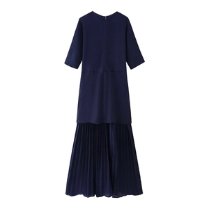 Robe élégante en maille bleu marine à manches courtes avec une jupe plissée de style épuré