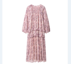 Detailansicht von rosa Paisley-Blumendruck mit gestuften Rüschen an langem Maxikleid