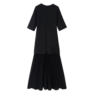 Robe noire en maille minimaliste avec manches courtes et détail d'ourlet plissé