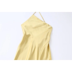 Robe midi élégante en satin champagne avec décolleté asymétrique pour soirée printemps 2025
